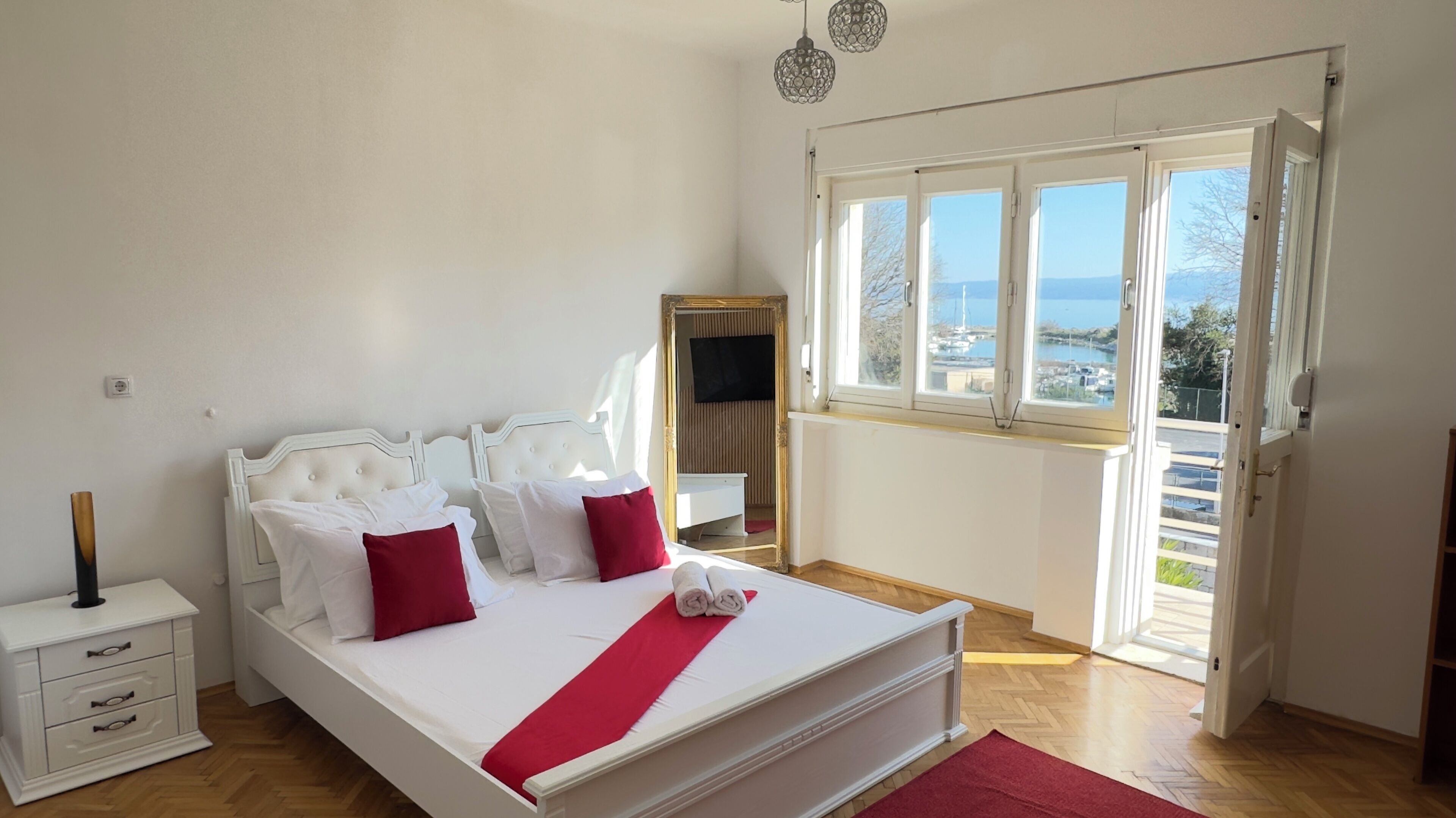 5 bedrooms, in-room safe, desk, soundproofing