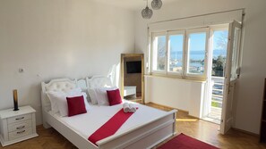 5 bedrooms, in-room safe, desk, iron/ironing board - Beach Villa with pool, sea view and exotic garden (Split)