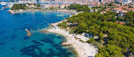 Chaises longues, serviettes de plage