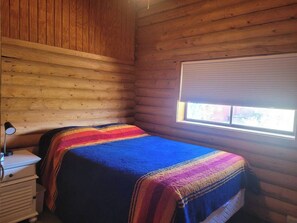 Tabla de planchar con plancha, wifi y ropa de cama