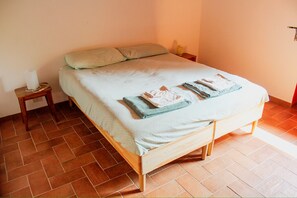 4 bedrooms, desk, WiFi, bed sheets