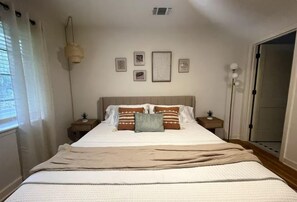 1 bedroom, WiFi, bed sheets - Downtown ATX! Deep Eddy Bungalow #B (Austin)