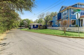 Exterior - Downtown ATX! Deep Eddy Bungalow #B (Austin)