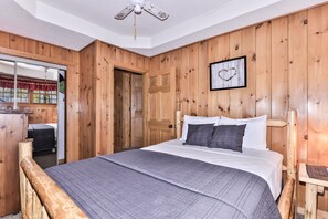 5 bedrooms, WiFi, bed sheets - Stone Lake View – Dock, Sauna & Bunkhouse (Manitowish Waters)