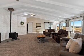 TV connectée, cheminée, baby-foot, table de tennis de table