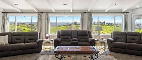 Smart TV, chimenea, futbolito y tenis de mesa