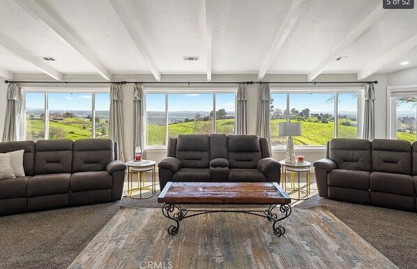 Smart TV, chimenea, futbolito y tenis de mesa 