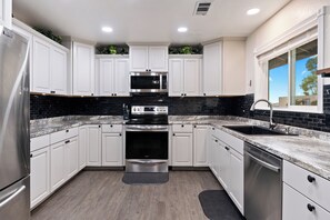 Réfrigérateur, micro-ondes, four, plaque de cuisson