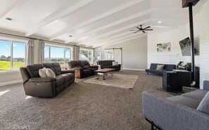 Smart TV, chimenea, futbolito y tenis de mesa 