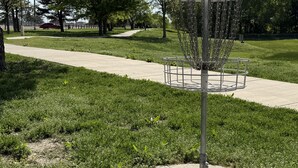 Een disc golf mand met de tekst '5 VET' en een kettingbarrière.