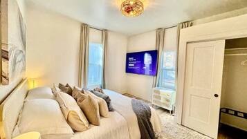 4 bedrooms, iron/ironing board, WiFi, bed sheets