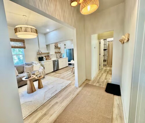 4 bedroom, sleep 8, 3 king beds, Downtown,  walk to Trax, 10 min to airport