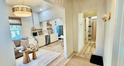 4 bedroom, sleep 8, 3 king beds, Downtown, walk to Trax, 10 min to airport