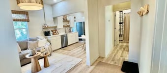 4 bedroom, sleep 8, 3 king beds, Downtown, walk to Trax, 10 min to airport