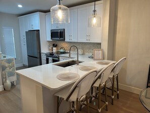 Microondas, horno, parrilla de estufa y lavavajillas 