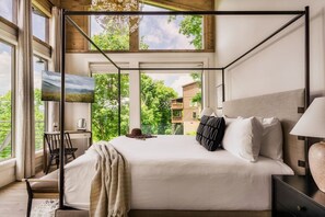 4 室のベッドルーム、デスク、アイロン / アイロン台、旅行用ベビーベッド