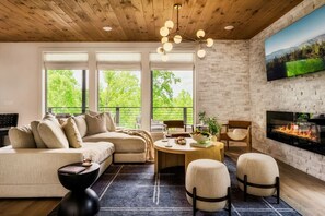 Téléviseur connecté, foyer, table de ping-pong, bureau