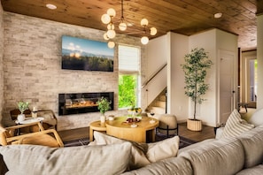 Smart TV, fireplace, ping pong, offices - POOL/Sauna/Hot Tub/VIEWS! - Half Moon Haven (Gatlinburg)