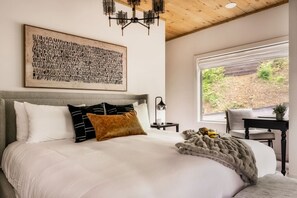 4 bedrooms, desk, iron/ironing board, travel crib - POOL/Sauna/Hot Tub/VIEWS! - Half Moon Haven (Gatlinburg)