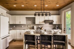 Fridge, microwave, oven, dishwasher - POOL, Sauna, Hot Tub, VIEWS! - Half Moon Haven (Gatlinburg)