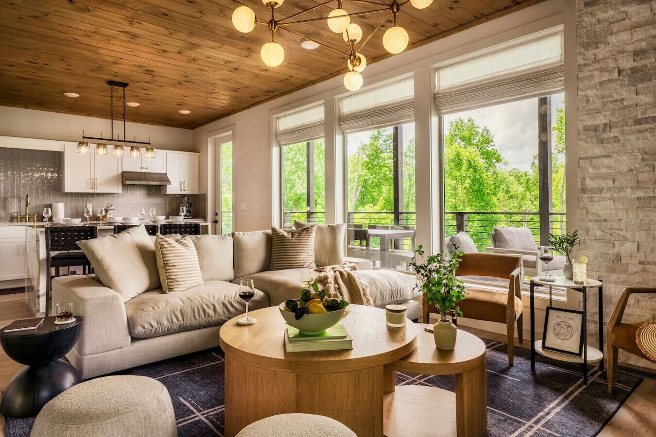 Smart-TV, Kamin, Tischtennisplatte, Arbeitsbereiche