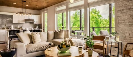 TV connectée, cheminée, table de tennis de table, espaces bureaux