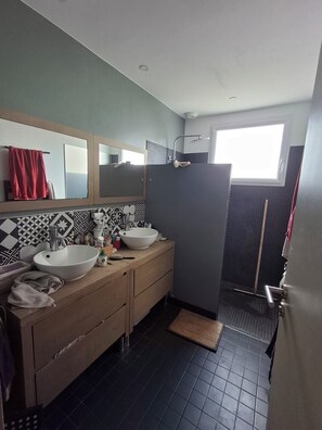 Douche, savon, papier toilette