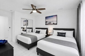 5 habitaciones, escritorio y tabla de planchar con plancha