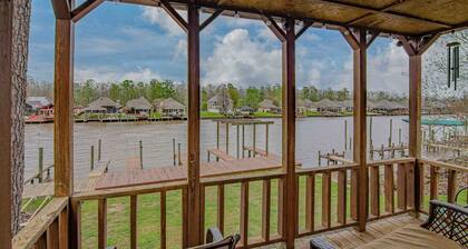 Dock Holiday - Waterfront / Nature / Hot Tub: Enjoy a cozy getaway!