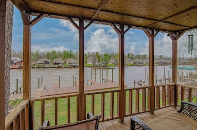 Dock Holiday - Waterfront / Nature / Hot Tub: Enjoy a cozy getaway!