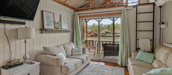 Dock Holiday - Waterfront / Nature / Hot Tub: Enjoy a cozy getaway!