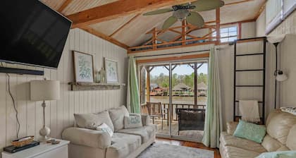 Dock Holiday - Waterfront / Nature / Hot Tub: Enjoy a cozy getaway!