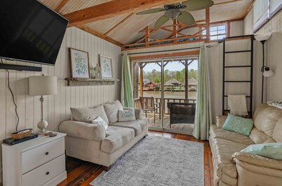 Dock Holiday - Waterfront / Nature / Hot Tub: Enjoy a cozy getaway!
