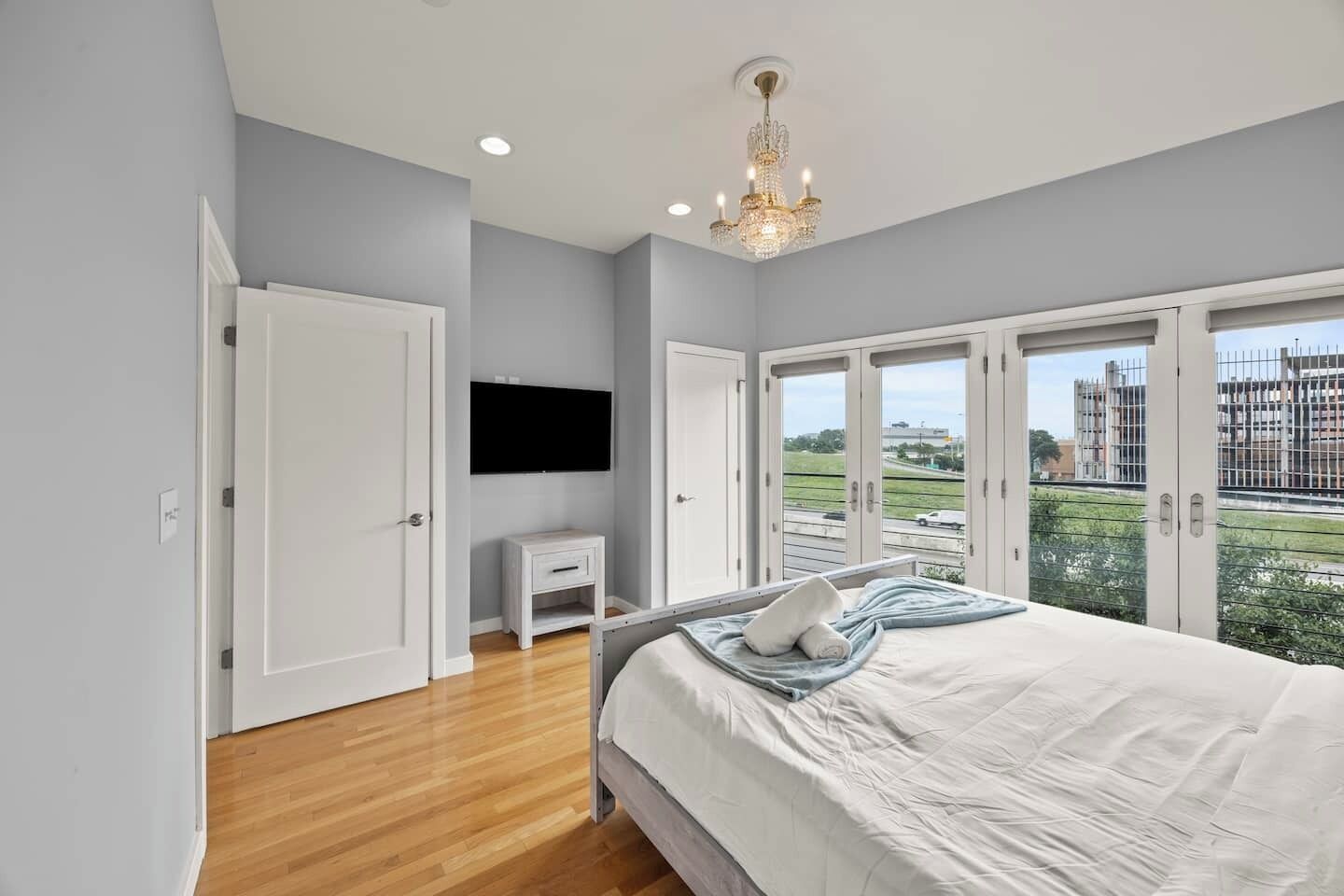 4 bedrooms, iron/ironing board, free WiFi, bed sheets