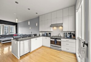 Kjøleskap, mikrobølgeovn, ovn og kokeplater