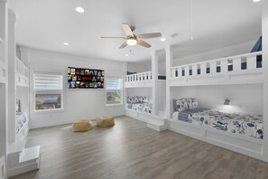 4 habitaciones, escritorio y tabla de planchar con plancha 