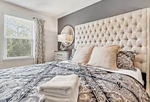 5 soverom, skrivebord, strykejern/-brett og reiseseng for barn