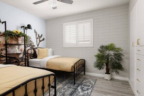 4 Schlafzimmer, Schreibtisch, Bügeleisen/Bügelbrett, Reisekinderbett