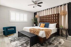 4 quartos, escrivaninha, ferros/tábuas de passar roupa, berço de viagem