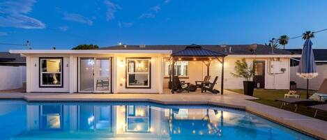 حمّام سباحة مُدفَّأ