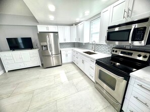 Microwave, oven, stovetop - Turnkey Modern Studio in the Upper Keys – Stylish, Bright & Fully Equipped! (Tavernier)