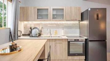 Frigorifero, microonde, forno, piano cottura