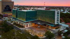 A modern hotel with a glass facade and a rooftop terrace. - Walk to Everything from Your Mérida Rooms - 4 Units (Mérida)