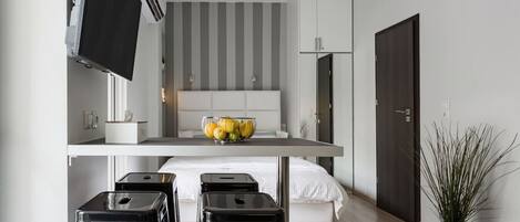 Een bureau, een strijkplank/strijkijzer, wifi, beddengoed