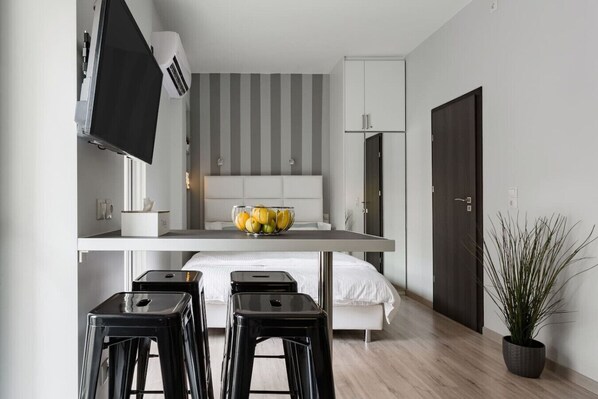 Desk, iron/ironing board, WiFi, bed sheets