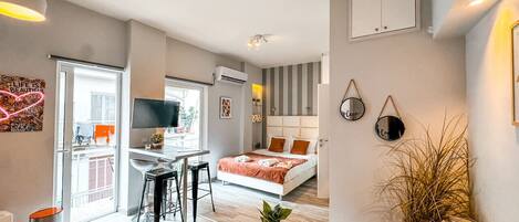 Desk, iron/ironing board, WiFi, bed sheets