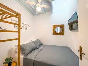 2 habitaciones, escritorio, tabla de planchar con plancha y wifi