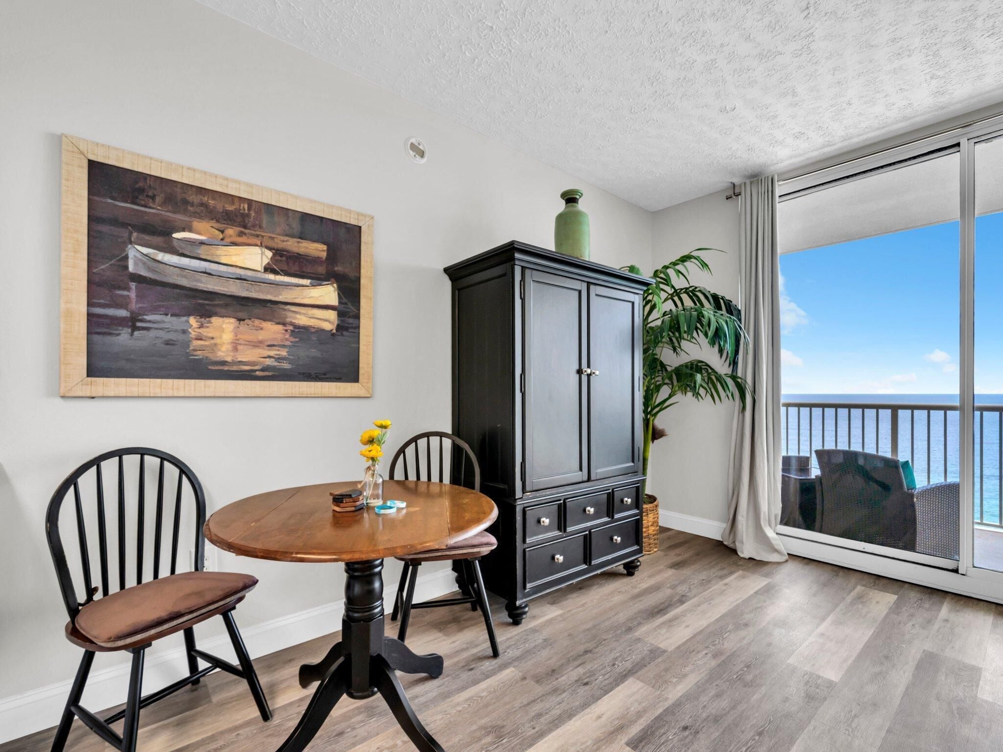 Studio, 1 King Bed (Majestic Beach Towers 1-1909) | Dining