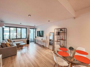 Smart TV - Stylish Voula Apt close to Beach with pool -Cielo (Voula)