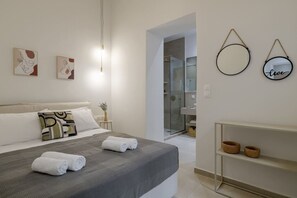 3 bedrooms, desk, iron/ironing board, travel crib